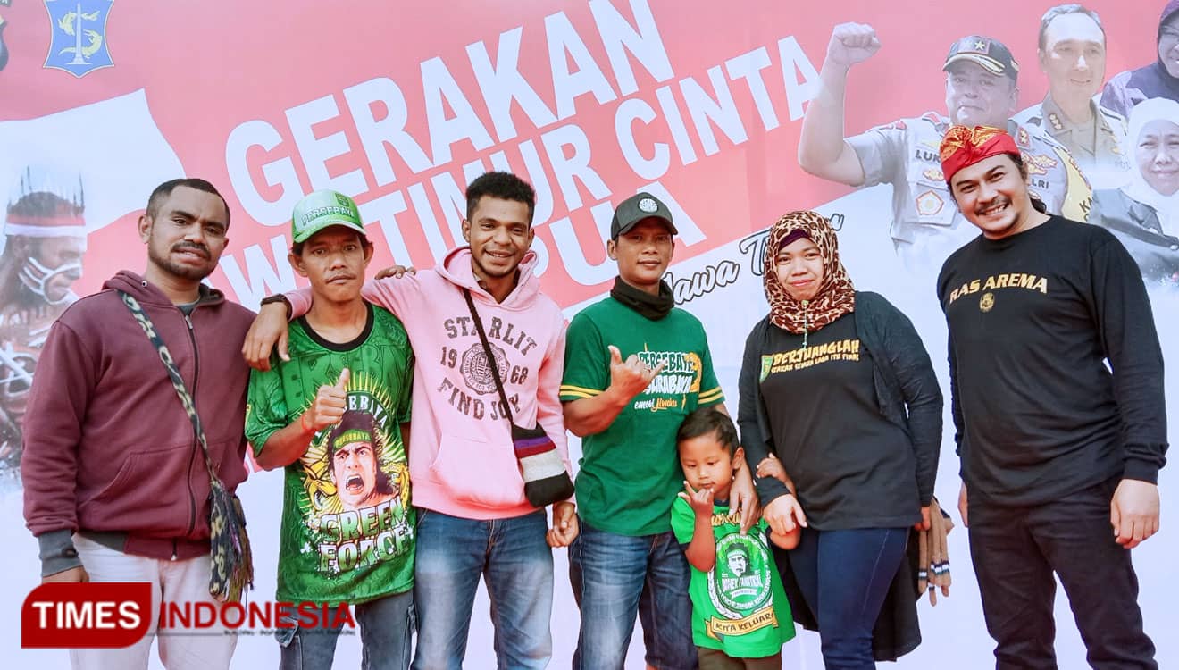 Asyik... Aremania, Bonek dan Mahasiswa Papua Berangkulan di CFD Taman Bungkul