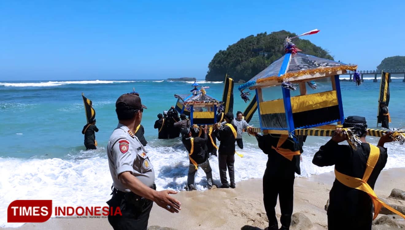 Peringati 1 Suro, Masyarakat Desa Srigonco Larung Sesaji di Pantai Balekambang