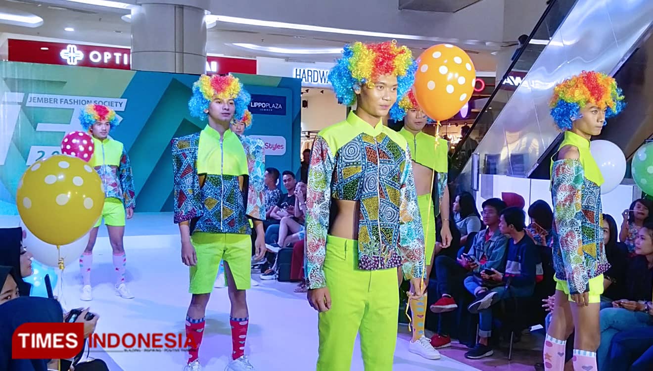 Model Pria di Atas Catwalk JFS 2.0 Hibur Pengunjung Lippo Plaza Jember