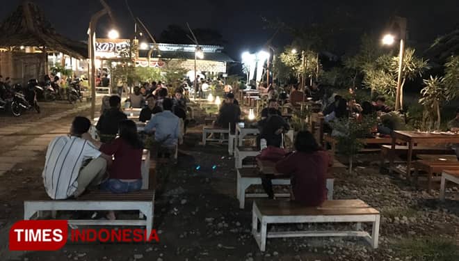 Nikmatnya Nongkrong Sambil Minum Kopi di Warung Pinggir Rel Kereta Api