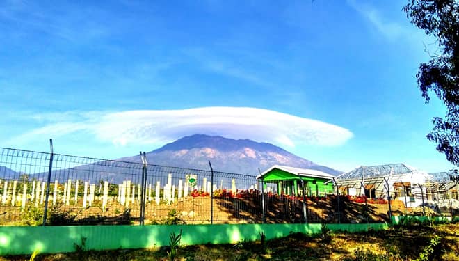 Fenomena Topi Awan di Gunung Lawu Viral di Magetan