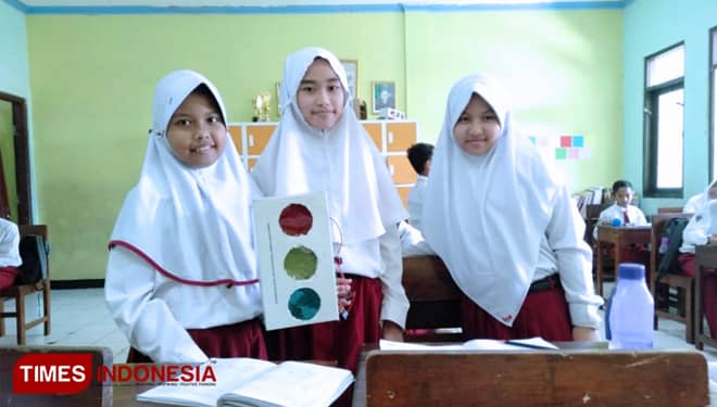 Simulasi Ujian Praktik, Siswa Kelas 6 SD Khadijah Pandegiling Bikin Rangkaian Listrik