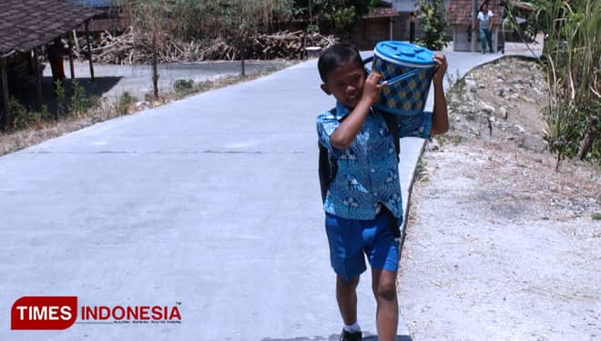 Teguh, Bocah SD di Sragen Jualan Es Kucir Sambil Sekolah