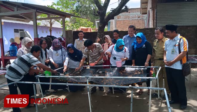 Pegawai RSJ Dr Radjiman Wediodiningrat dan Kader Sehat Jiwa Belajar Batik Ciprat ke Blitar