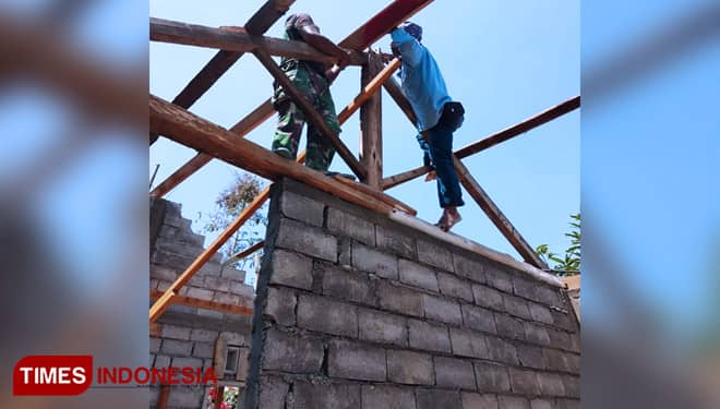 Pemasangan Blandar, di Rumah Sumadi, Rangkaian RTLH TMMD Kodim Malang-Batu
