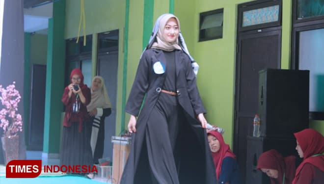 Tampil Cantik dan Anggun, Tanpa Umbar Aurat dalam Fashion Show di Ponpesma Unisla