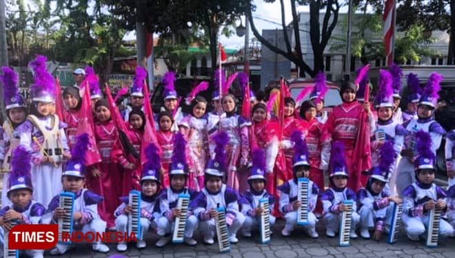 Bikin Bangga, Tim Drumband SD Khadijah Pandegiling Surabaya Raih 3 Penghargaan