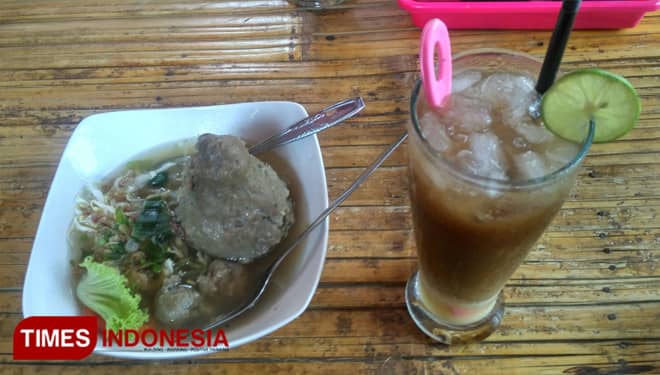 Begini Sensasi Makan Bakso Merapi di Warung Rakyat Bondowoso