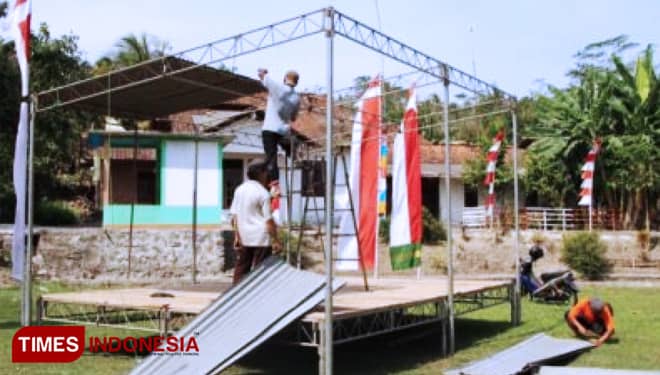 Warga Dusun Cironeng Persiapakan Pemasangan Tratag Pementasan Kesenian Tradisional