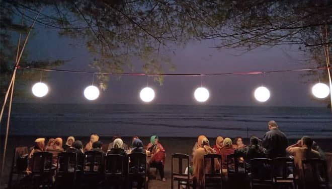 Pantai Serang Blitar Tawarkan Sunset Dinner ala Jimbaran Bali