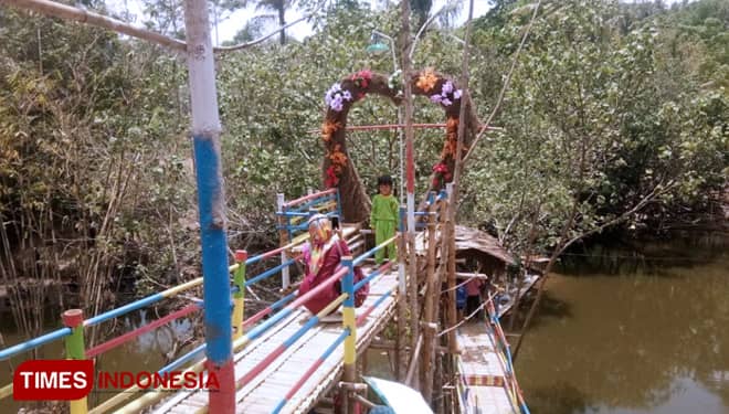 Manfaatkan Taman Di Obwis Krama Cenil, Sari Berfoto Selfi Dengan Putri Kecilnya