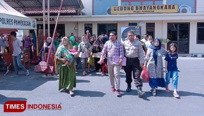 Ratusan Warga Desa Branta Pesisir Datangi Mapolres Pamekasan