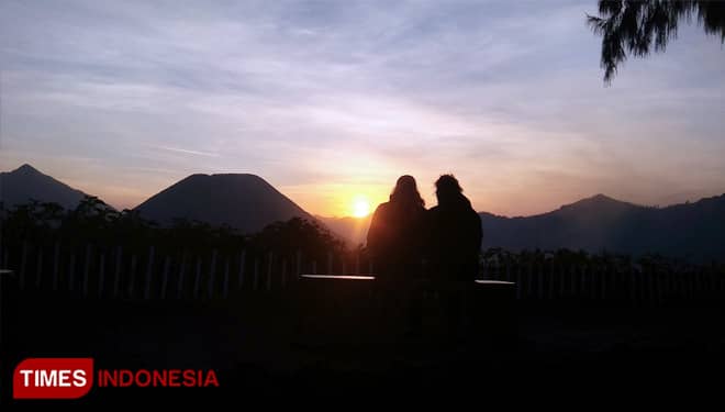 Menikmati Sunset Jelang Akhir Kemarau di Bromo