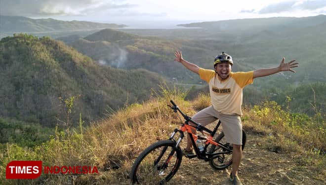 Menikmati Keindahan Pacitan dari Bukit Bokong Semar