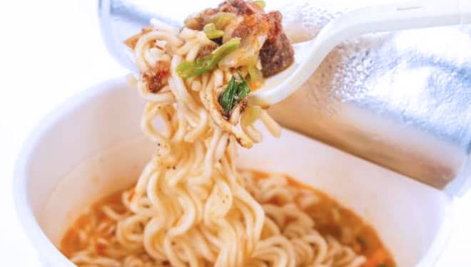 Anak Sering Makan Mi Instan? Waspadai Penyakit Ini
