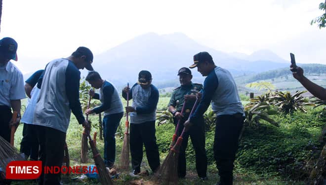 Disparbud Kabupaten Malang Gelar Bersih-Bersih di Obyek Wisata Precet Forest Park