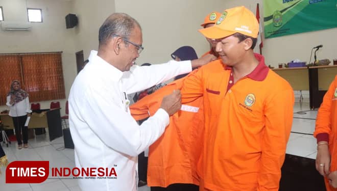 Pemkab Bantul Serahkan Pakaian Kerja Lapangan bagi Tenaga Kebersihan