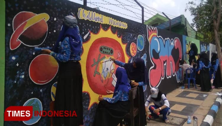 Siswa SMKN 2 Kota Madiun Perindah Dinding dengan Lukisan Mural