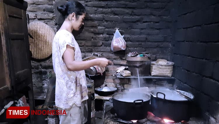 Check The Process of Making Palm Sugar Conventionally
