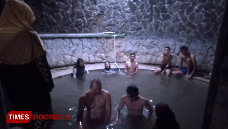 Jelang Nataru 2020, Wisata Air Panas Padusan Pacet Ramai Pengunjung