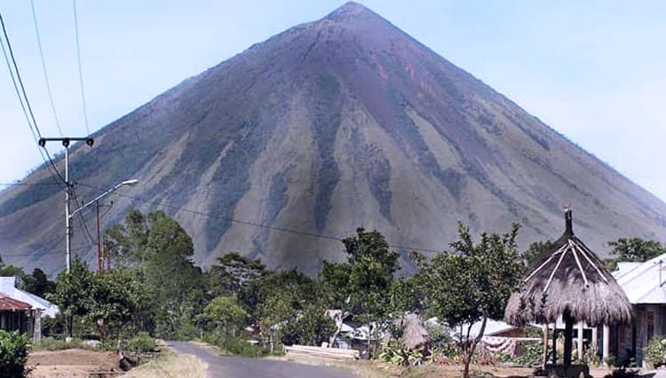 Status Aktif Gunung Api Inerie Hadirkan Panorama Indah