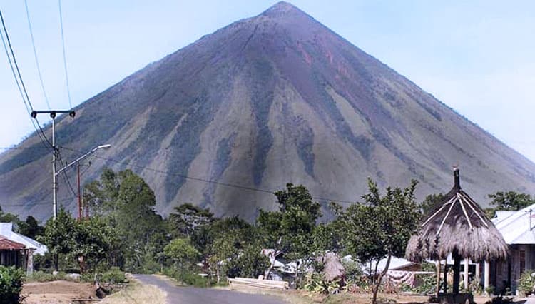 Status Aktif Gunung Api Inerie Hadirkan Panorama Indah