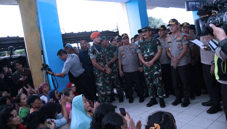 Malaikat Penyelamat, Berseragam Tentara