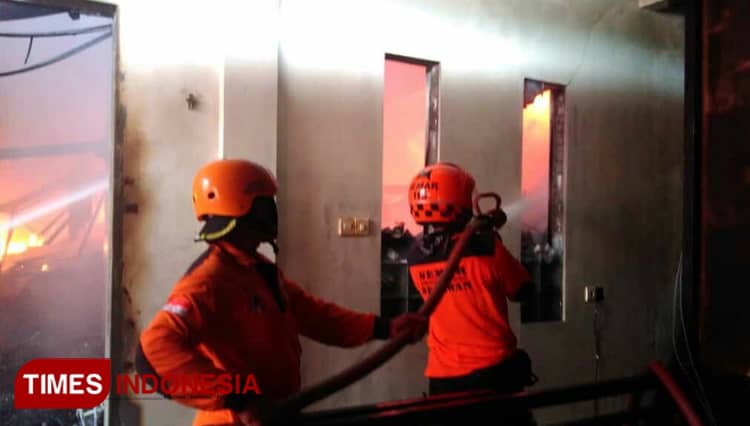Gudang Toko Mainan Wahyu Abadi Jombang Terbakar