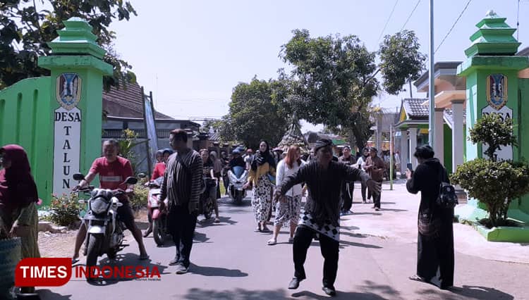 Tolak Bala Tanaman Padi, Warga Desa Talun di Tuban Gelar Tradisi Koleman