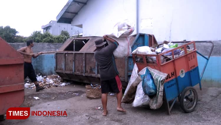 Jalan Bersih Bebas Sampah, DLH Kota Madiun Siagakan Personel Kebersihan
