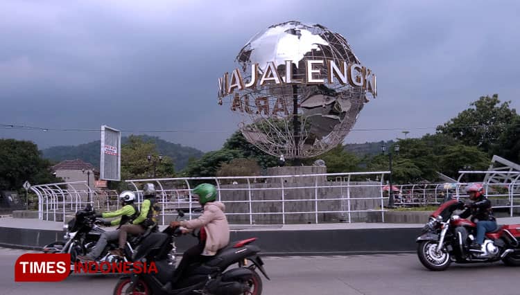 Tugu Bola Dunia Majalengka Tempat Nongkrong yang Hits di Malam Minggu
