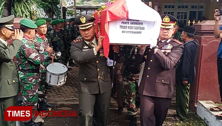 Prajurit TNI Korban Helikopter Mi-17 Asal Bondowoso Dimakamkan Secara Militer