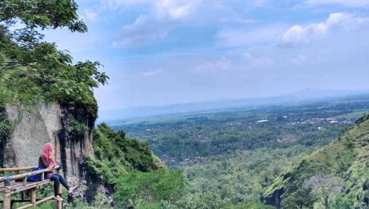 Memanjakan Mata dengan Pesona Gunung Gemblung Trenggalek