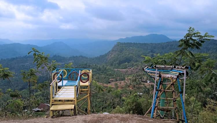 Menikmati Indahnya Kecamatan Panggul dari Puncak Pesona Gunung Wijil Trenggalek