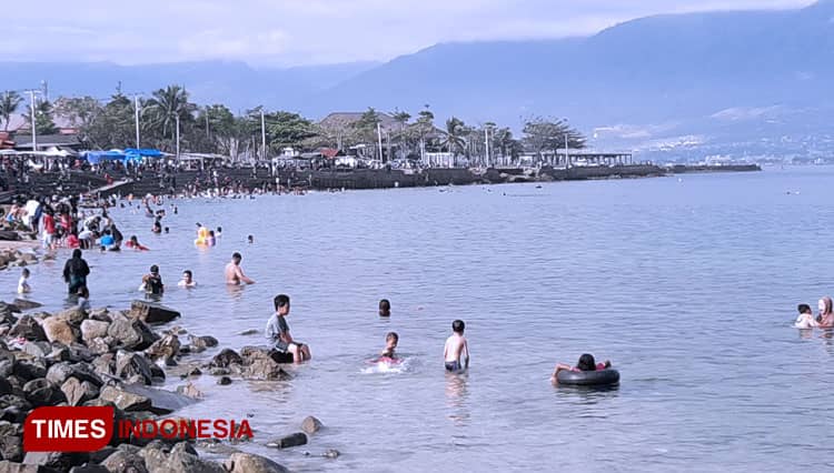 Talise Beach of Palu still Becomes People's Most Favorite Place on the Weekend