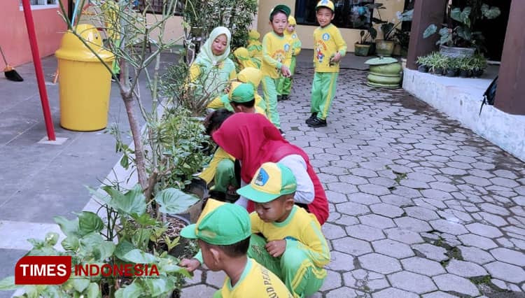 Cegah DBD, Pemdes Kalirejo Banyuwangi Basmi Sarang Nyamuk Bareng Masyarakat