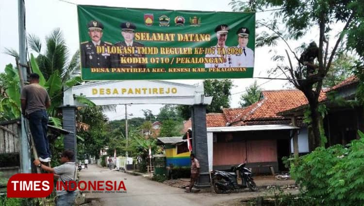 Terpasang Banner Selamat Datang di TMMD Reguler Pekalongan