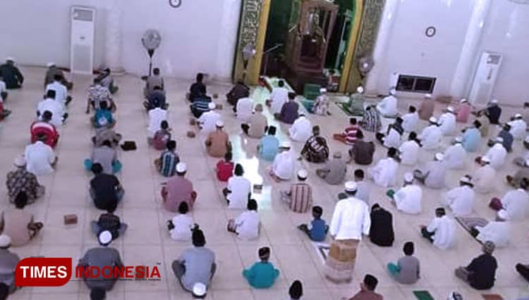 Shaf Salat Jumat di Masjid Agung Al Abror Situbondo Berjarak 1 Meter