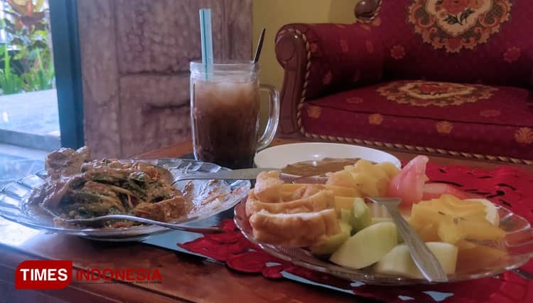 Warung Mbak Patoyah Hadirkan Aneka Rujak Tradisional Banyuwangi