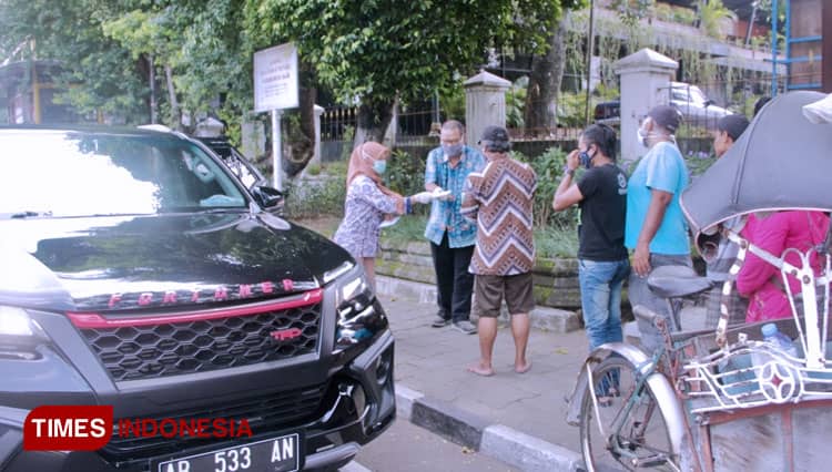 Rudi Hermanto and Partner Bagi Sembako untuk Warga Terdampak Covid-19