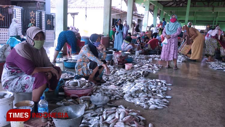 Dampak Covid-19, Penjualan Ikan di Tuban Menurun