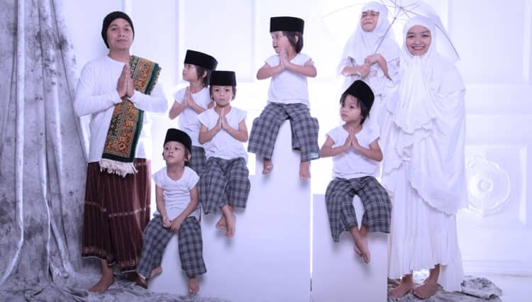 Mengasuh Lima Anak Kembar Sekaligus, Begini Kisah Pasutri di Cirebon