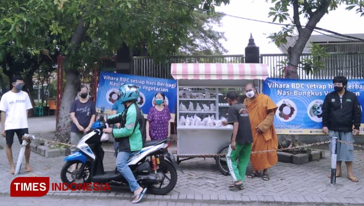 Vihara BDC Luncurkan Rombong Berkah Nasi Bungkus Vegetarian Gratis