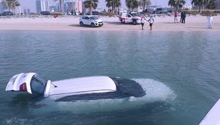Keliru Injak Gas, Mobil Mewah Tercebur Laut di Dubai