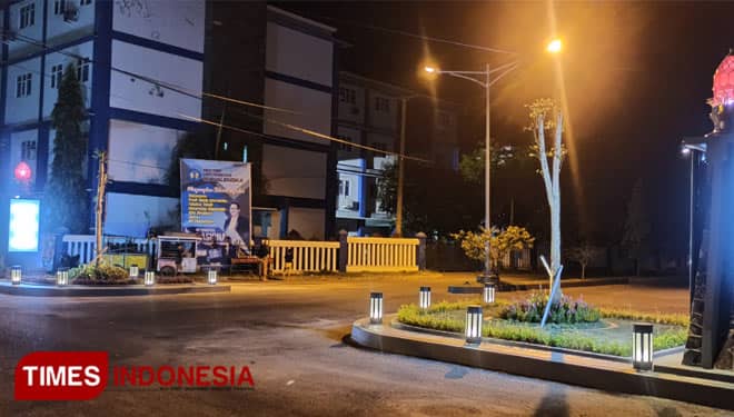 Menikmati Gemerlap Majalengka Kala Malam dari Pulau Lalu Lintas