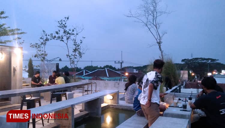 Ingin Nikmati Kopi dan Senja? Nongkrong saja di Rooftop Traffic OR