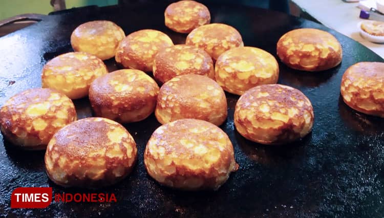 Lezatnya Kue Lumpur Kentang Pasar Oro-Oro Dowo, Garing di Luar Lumer di Dalam