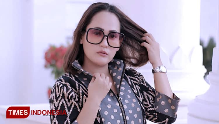 Dyah Wahyuningsih Angkat Batik Ponorogo Menjadi Busana Trendi dan Kekinian