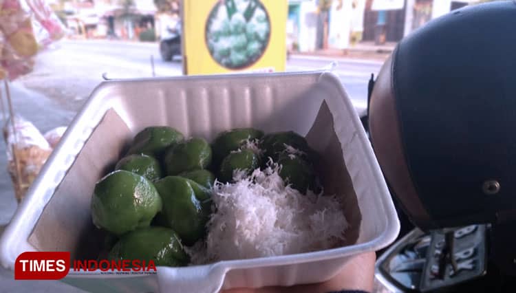 Mencicipi Klepon Bulang, Jajanan Terkenal di Sidoarjo