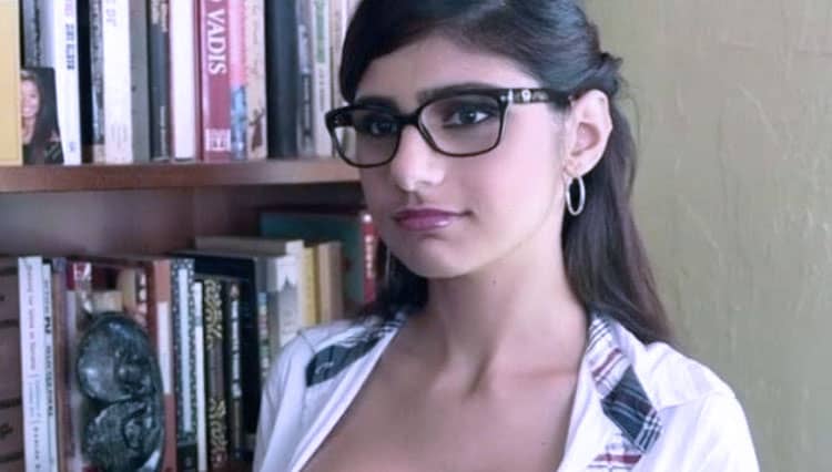 Mantan Bintang Film Dewasa Mia Khalifa Lelang Kacamata Miliknya untuk Lebanon